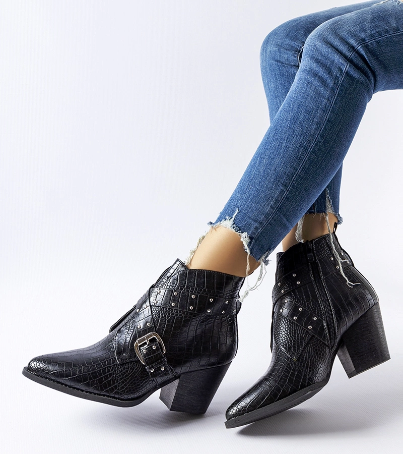 Čierne čižmy typu kovbojky na podpätku Corrado