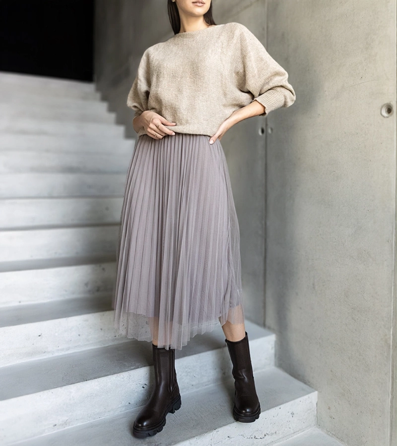 Bežový komplet sveter a šaty s tylom Sorenla.