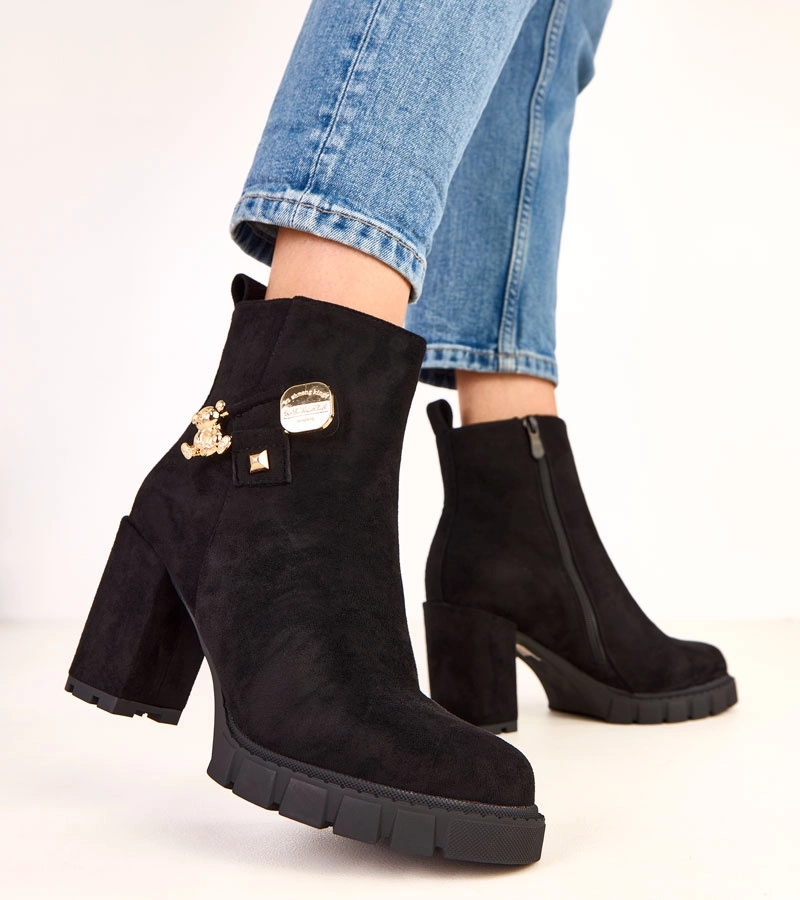 Čierne členkové čižmy na podpätku zdobené zlatým medvedíkom Naste