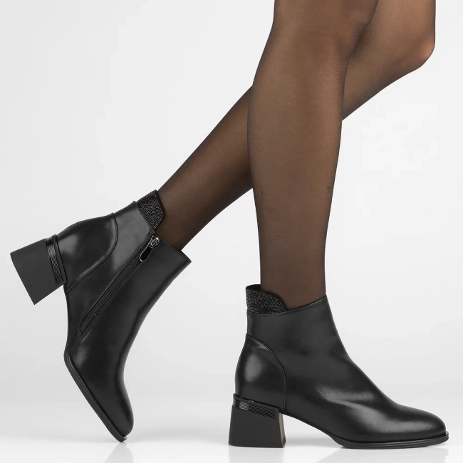 Čierne členkové čižmy na podpätku z prírodnej kože s kamienkami Jean