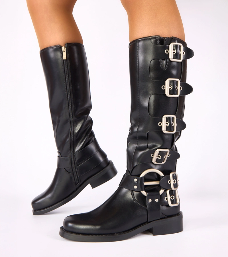 Čierne čižmy na plochom opätku zdobené prackami Taliba