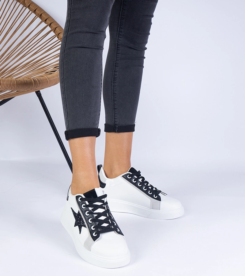 Biele tenisky zdobené trblietavou hviezdou Moransa