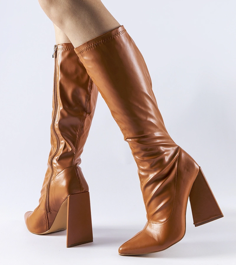 Hnedé čižmy na stĺpe od Petrullo