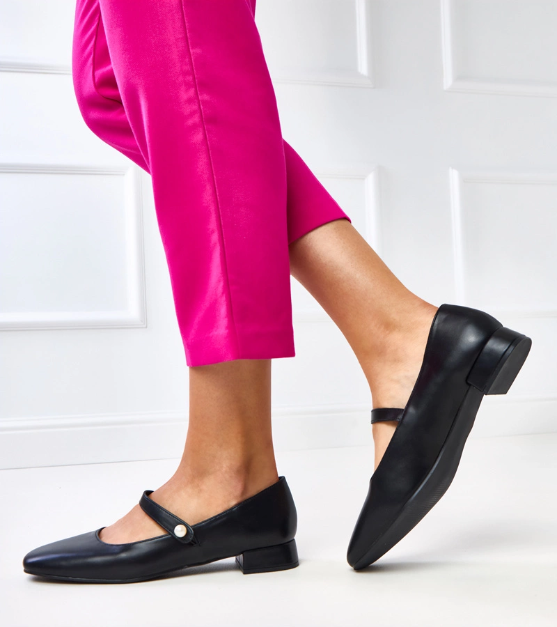 Cierne lodičky s ozdobným remienkom na nízkom podpätku Bakos