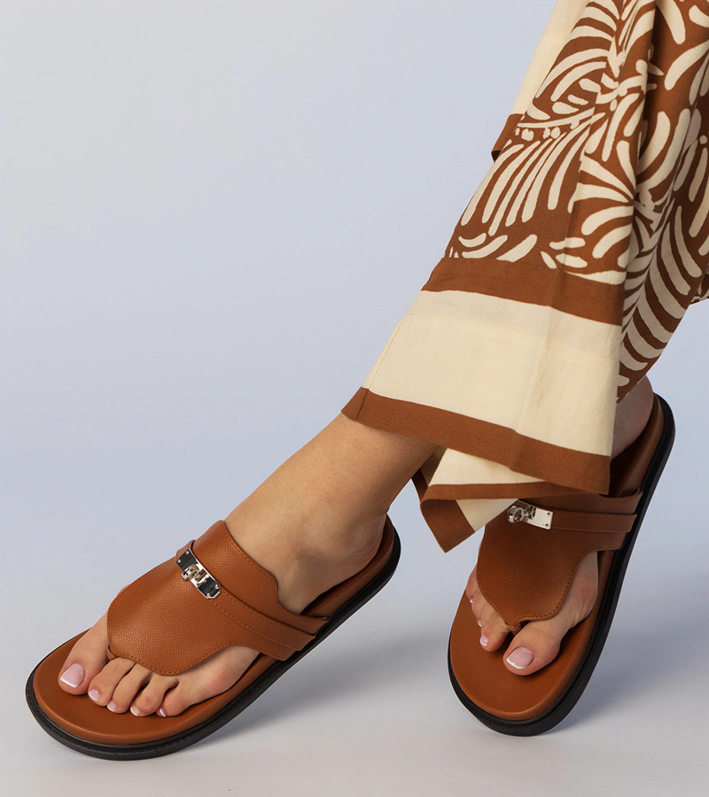 Hnedé elegantné žabky s ozdobou Sarel