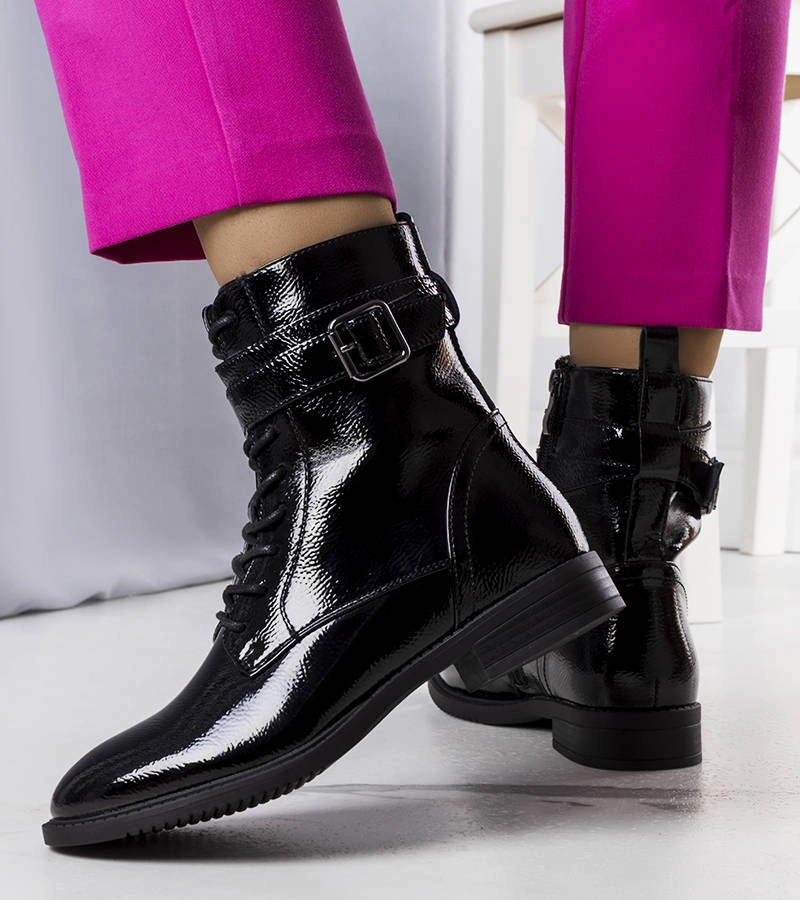 Čierna izolovaná lakovaná botki Pompi