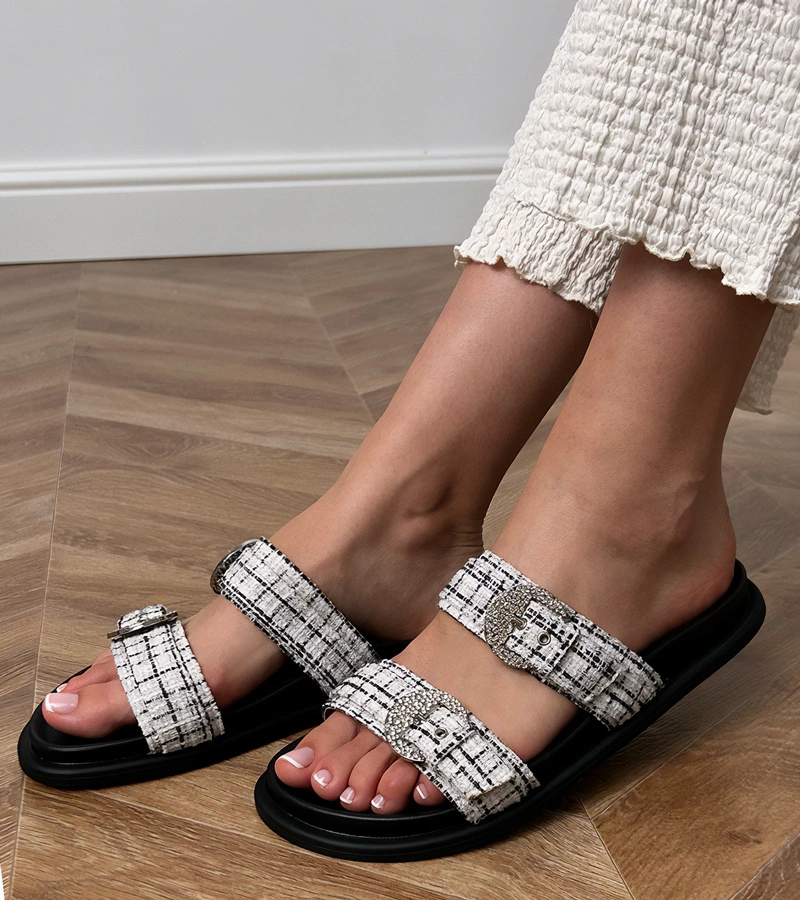 Biele šľapky s remienkami a zirkónmi na prackách Lalis