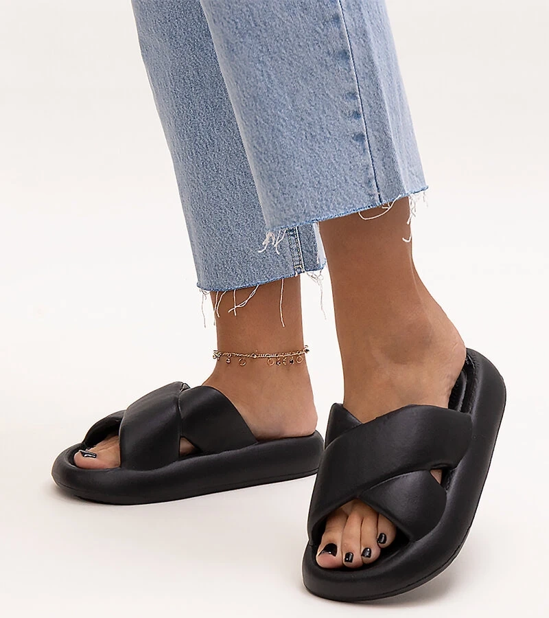 Čierne penové sandále Manua