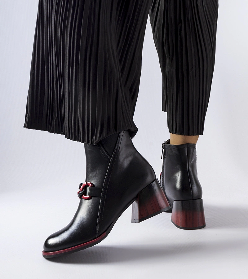 Čierne elegantné čižmy na podpätku od spoločnosti Vinceza