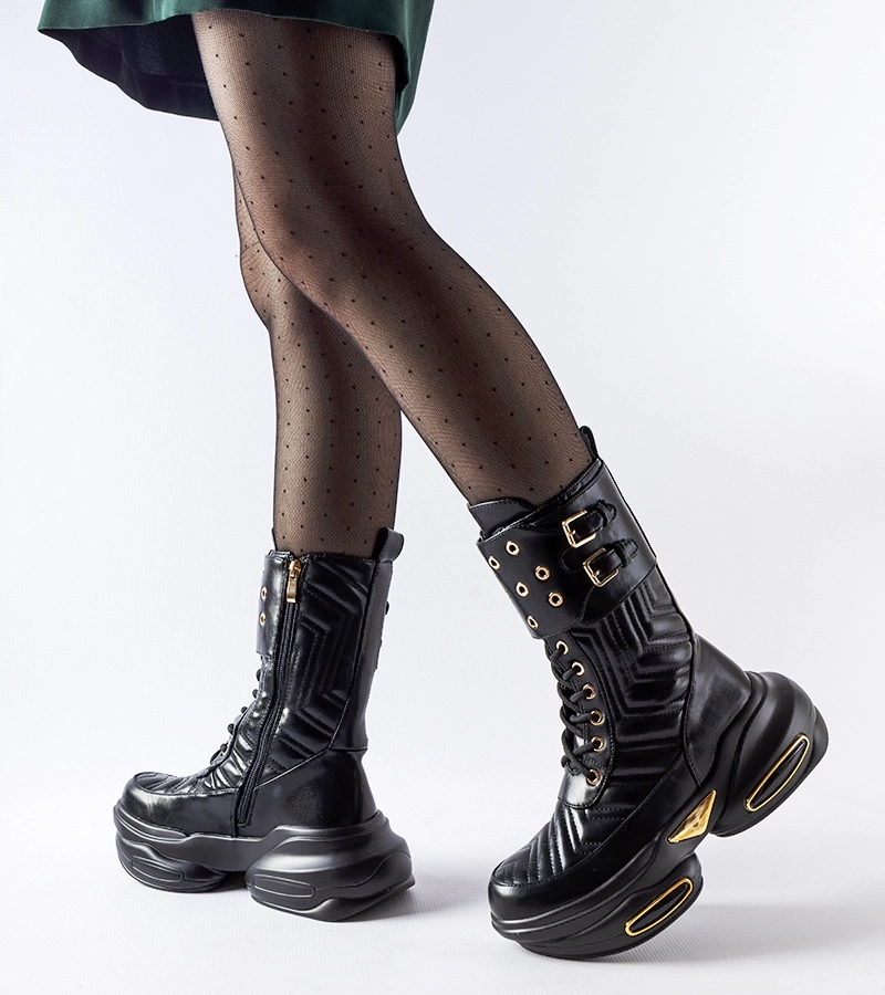 Čierne čižmy zdobené pikovaním Veronese