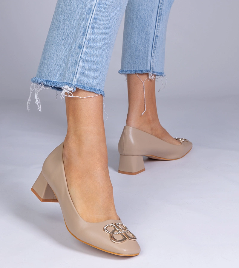 Hnedé lodičky na nízkom opätku s kamienkami Cahes