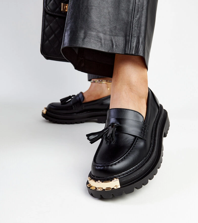 Čierne masívne mokasíny so zlatými vložkami Tuga