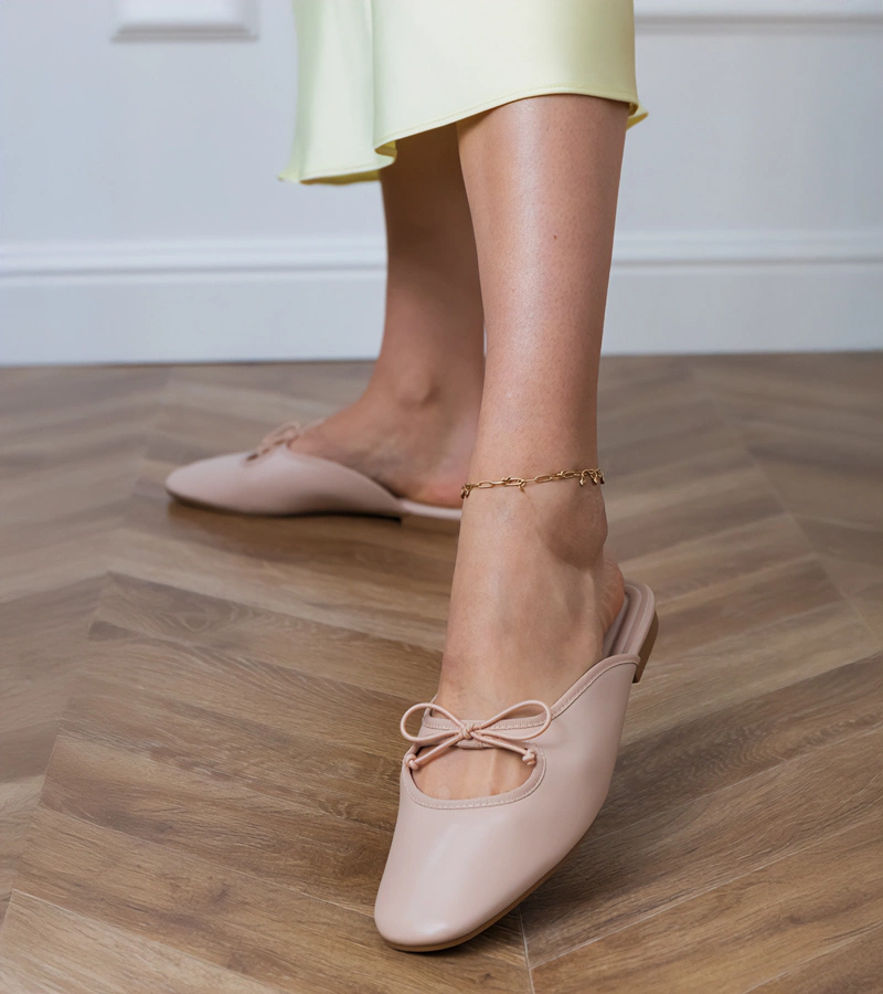 Béžové uzavreté šľapky na plochej podrážke Matila