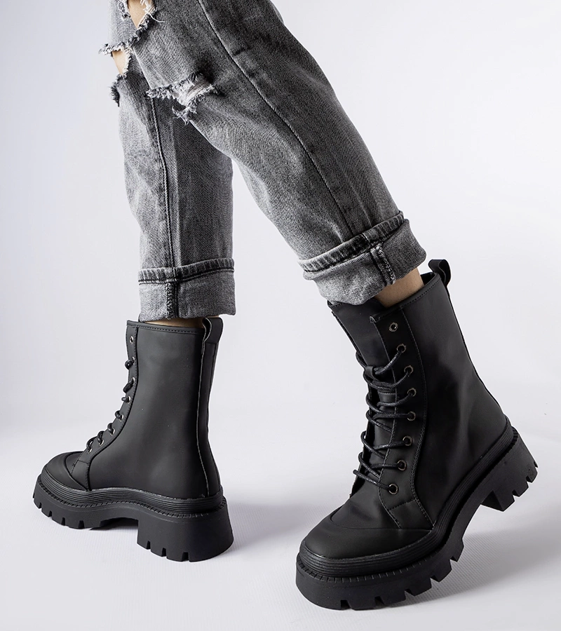 Čierne trapery s matnou povrchovou úpravou Thiery