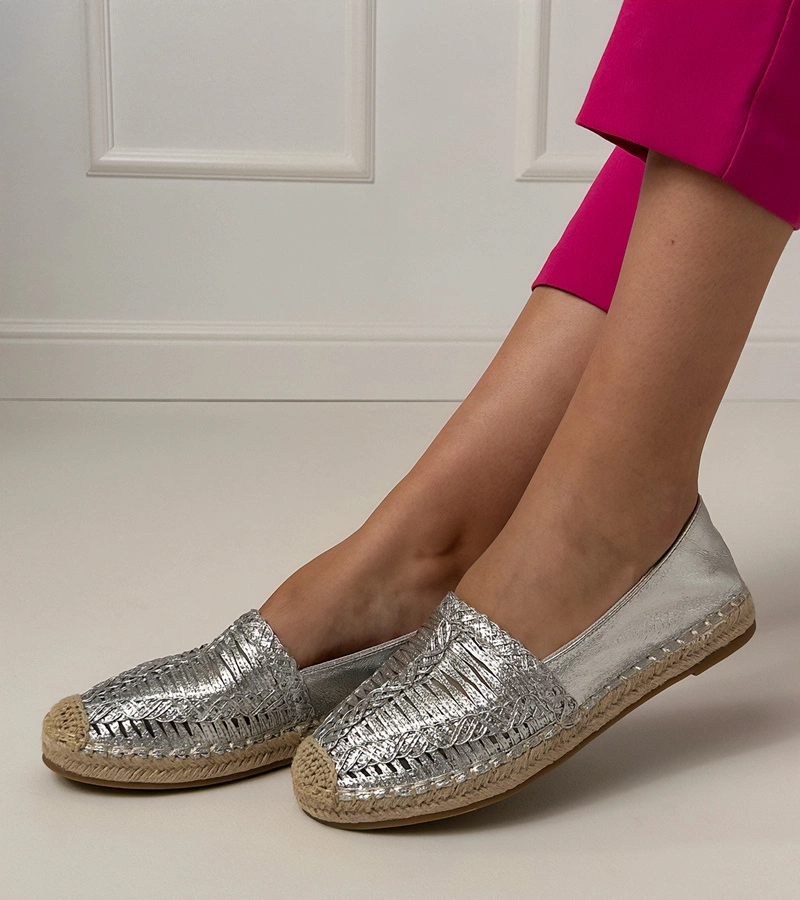 Strieborné espadrilky s dierkovaným vzorom na platforme Zelvira