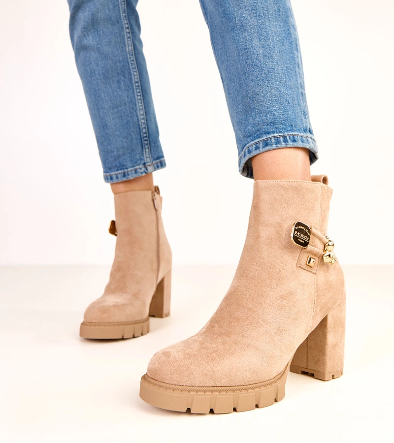 Béžové členkové čižmy na vysokom podpätku zdobené zlatým medvedíkom Naste