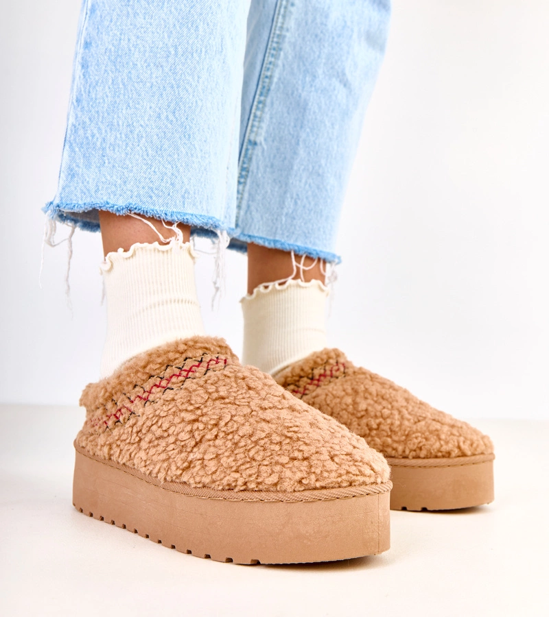 Tmavobéžové nízke snehule na platforme Royana