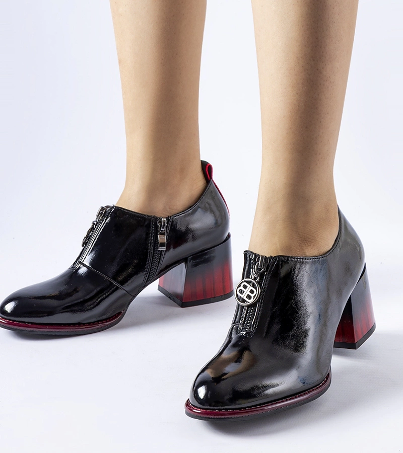 Čierne lakované topánky na opätku Allyriane