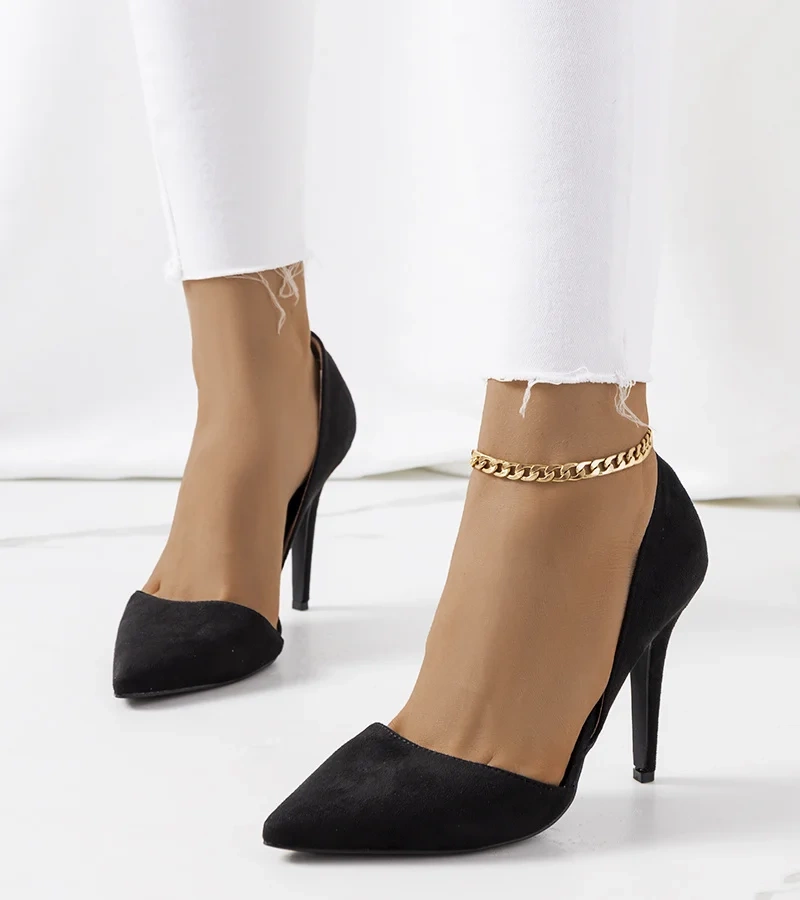 Čierne ihlové podpätky s ozdobnými výrezmi Nasmah