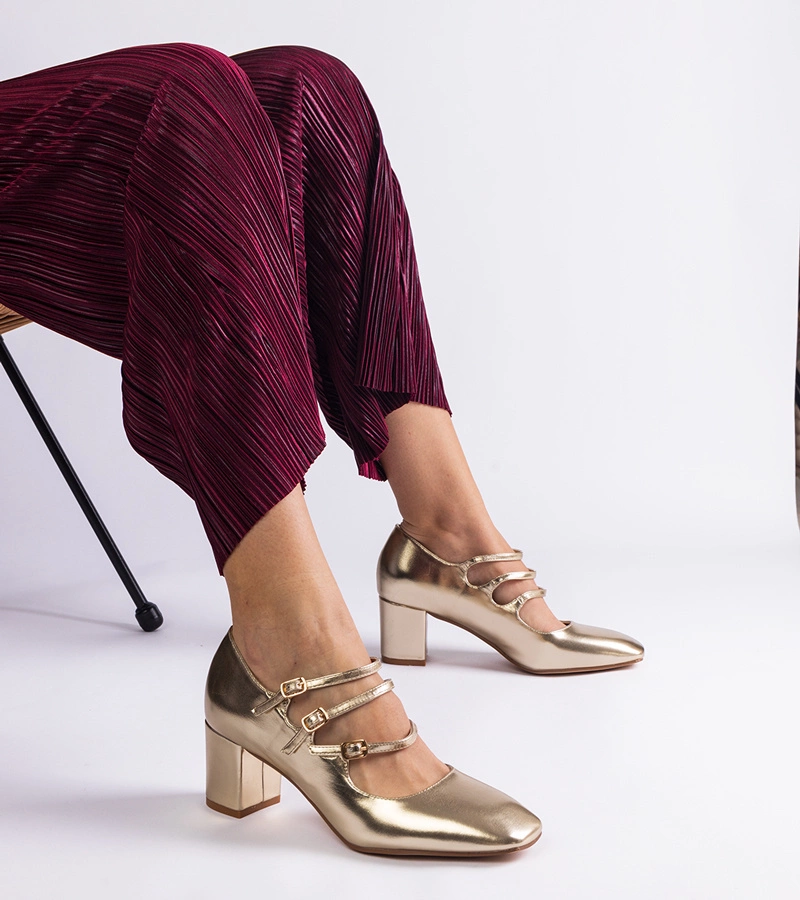 Zlaté lodičky na podpätku s ozdobnými prackami Izida