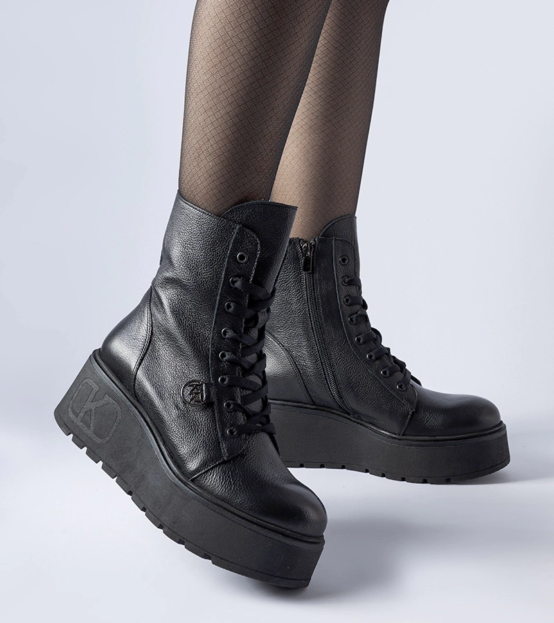 Čierne kožené čižmy na platforme Karino