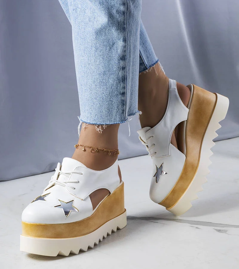 Biele topánky Joan na klinovej platforme