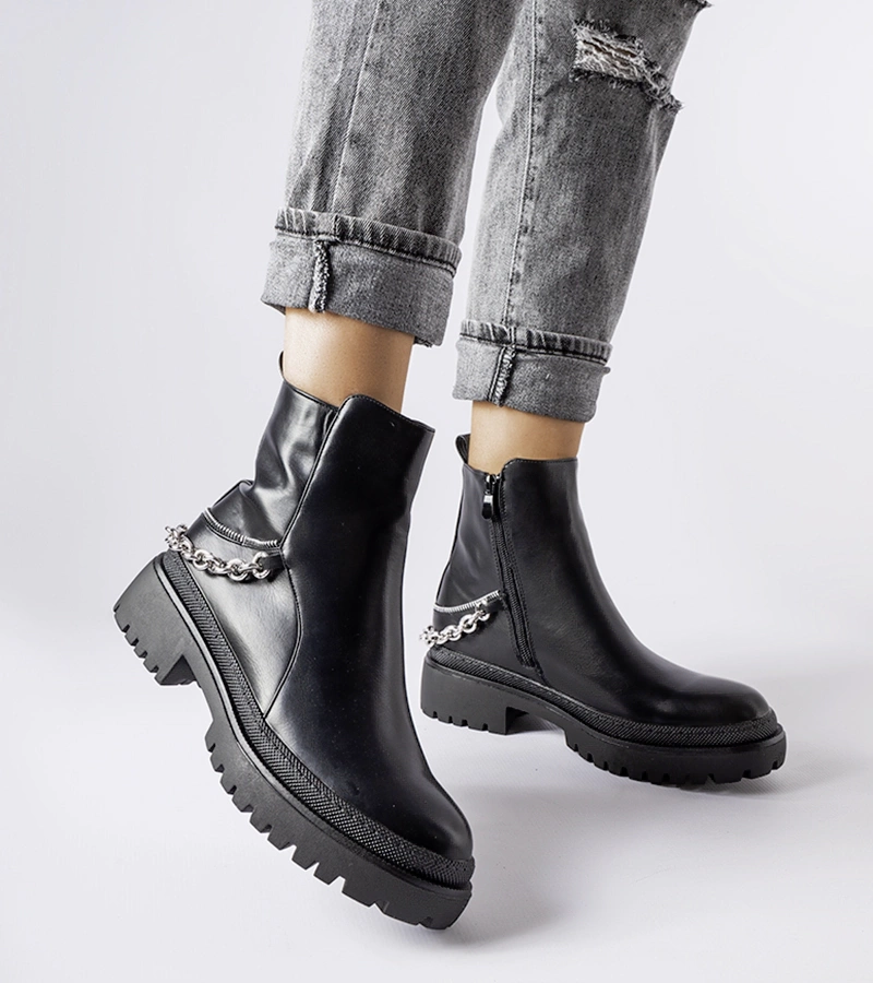 Čierne topánky s reťazami od spoločnosti Muqaddim