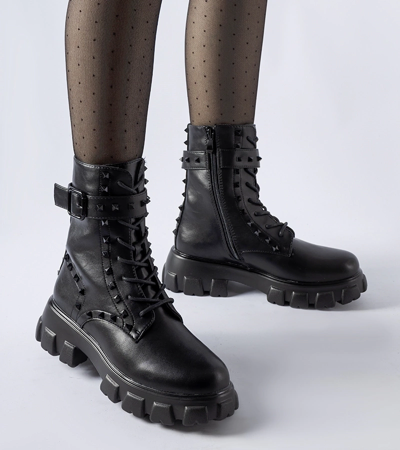 Čierne workery ozdobené klinčekmi Chamberlain