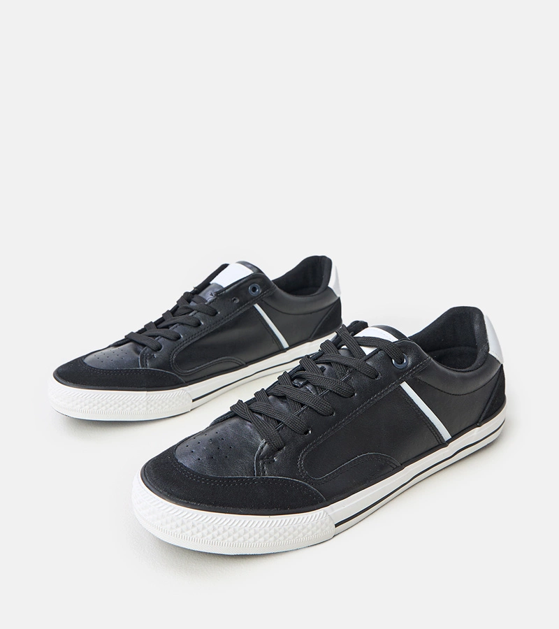 Čierne pánske tenisky s bielymi vložkami William