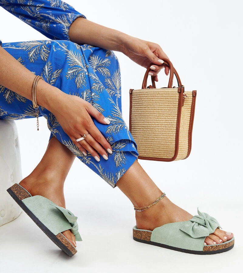 Svetlozelené šľapky na korkovej podrážke Aamu