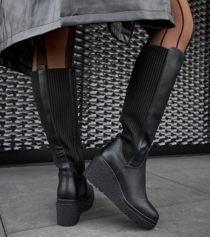 Čierne tepané kozačky na klinu Monforte