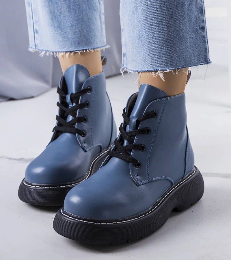 Modrý botki izolovaný Lutero