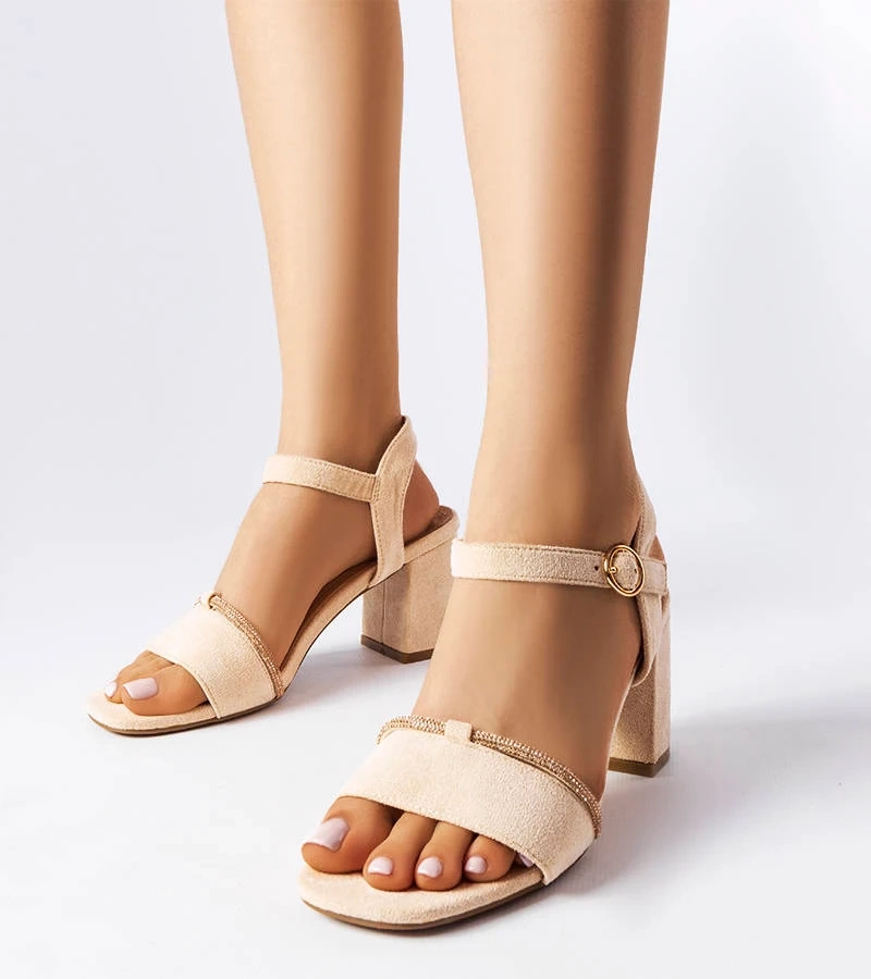 Sandále Carolos so zirkónmi na podpätku v béžovej farbe