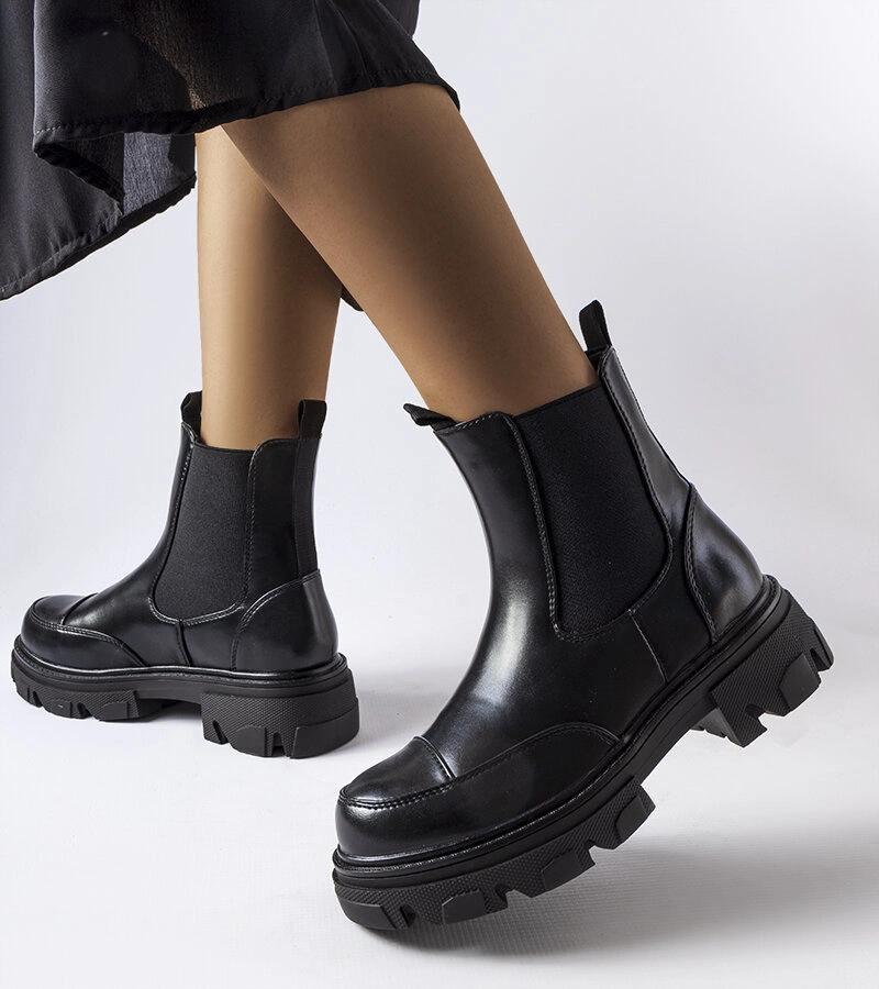 Čierne topánky Albany sú zapínané na zips.