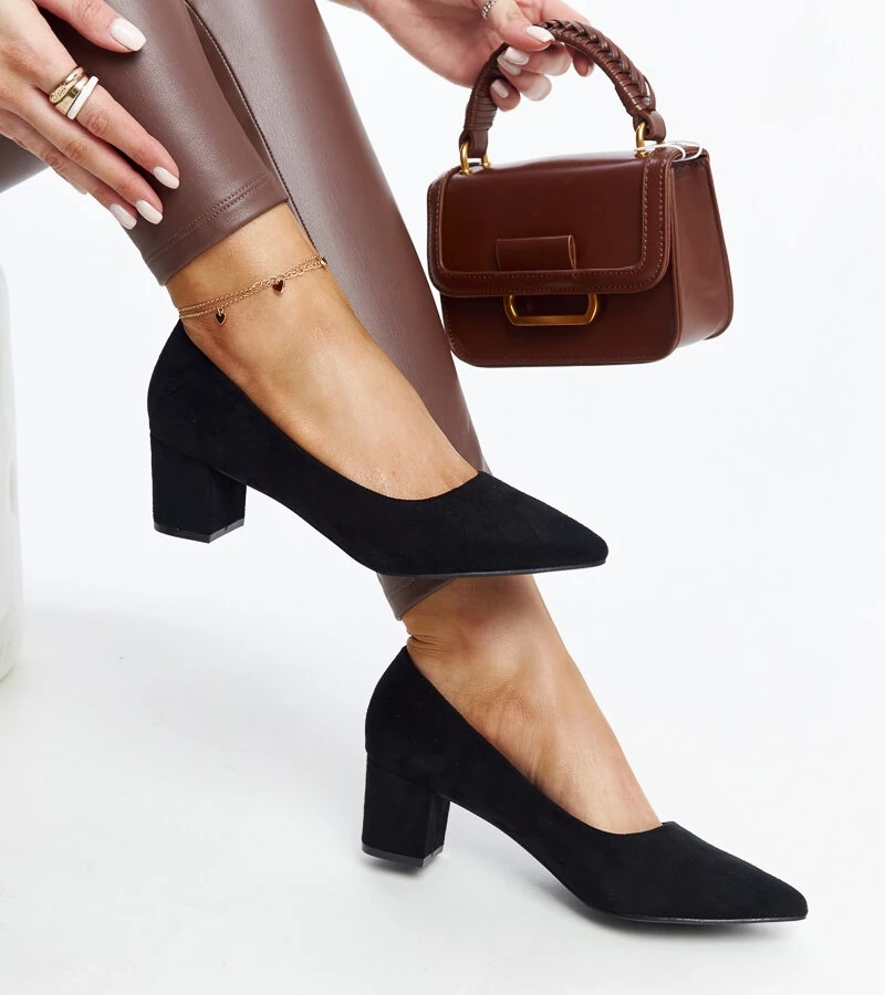 Čierne lodičky na opätku Araxi