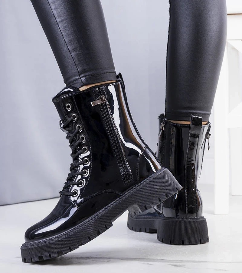 Čierna izolovaná botki Sido