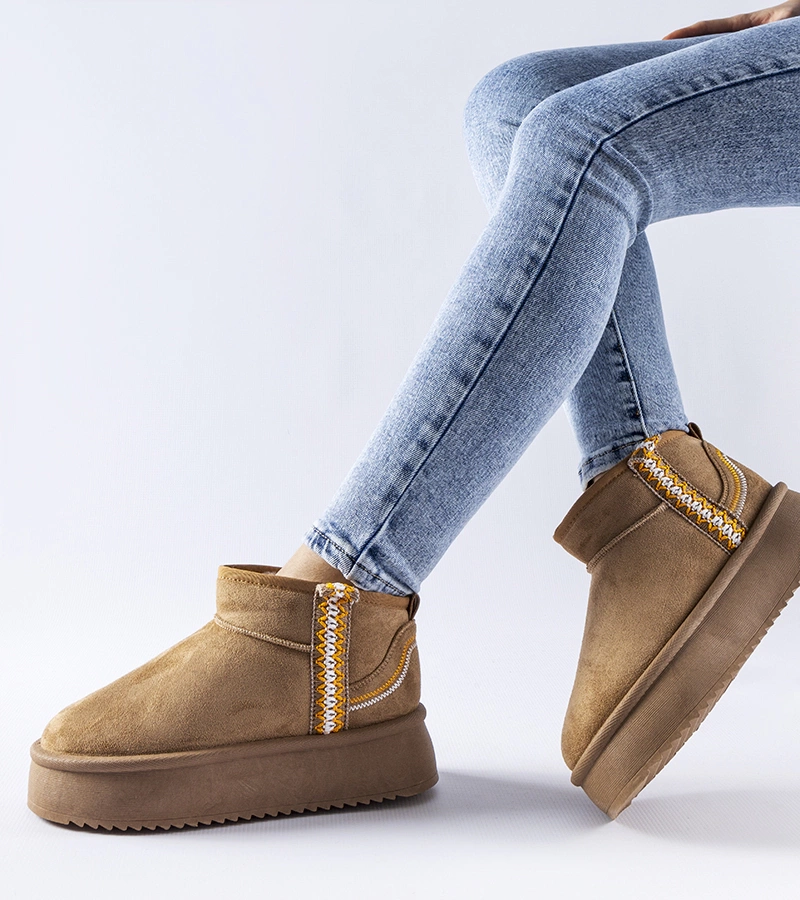 Tmavobéžové snehule na platforme Scavi