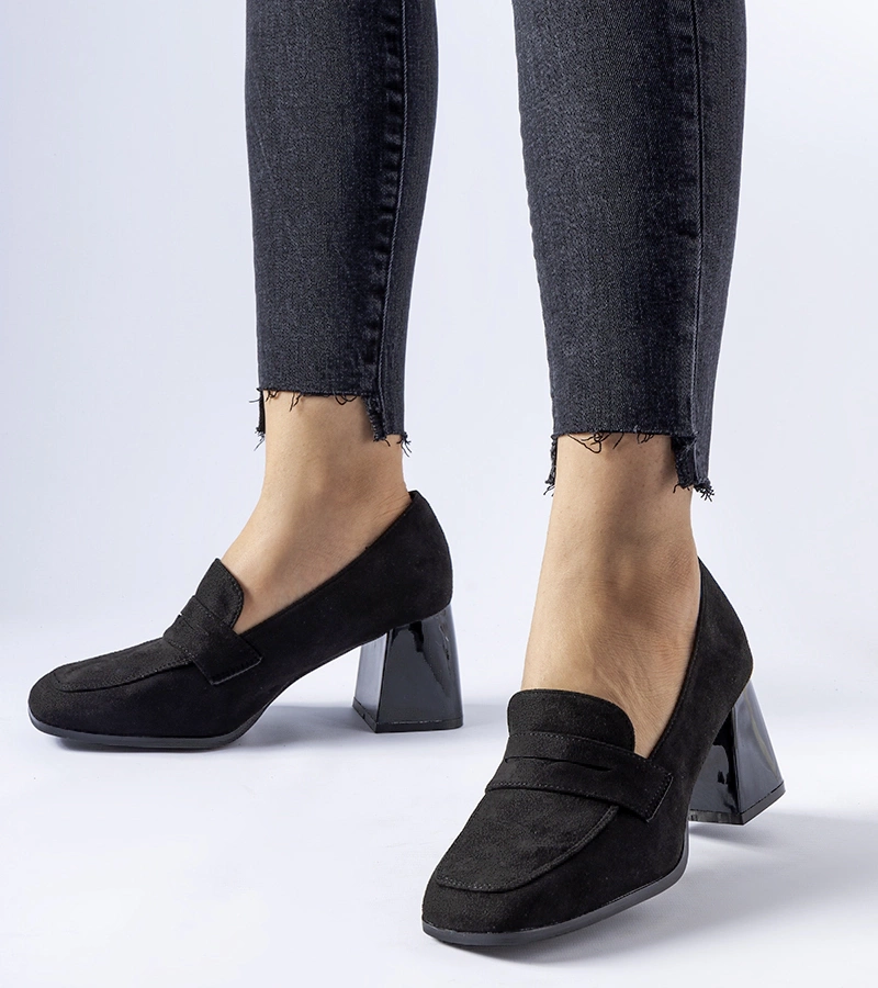 Čierne lakované topánky na podpätku Mill