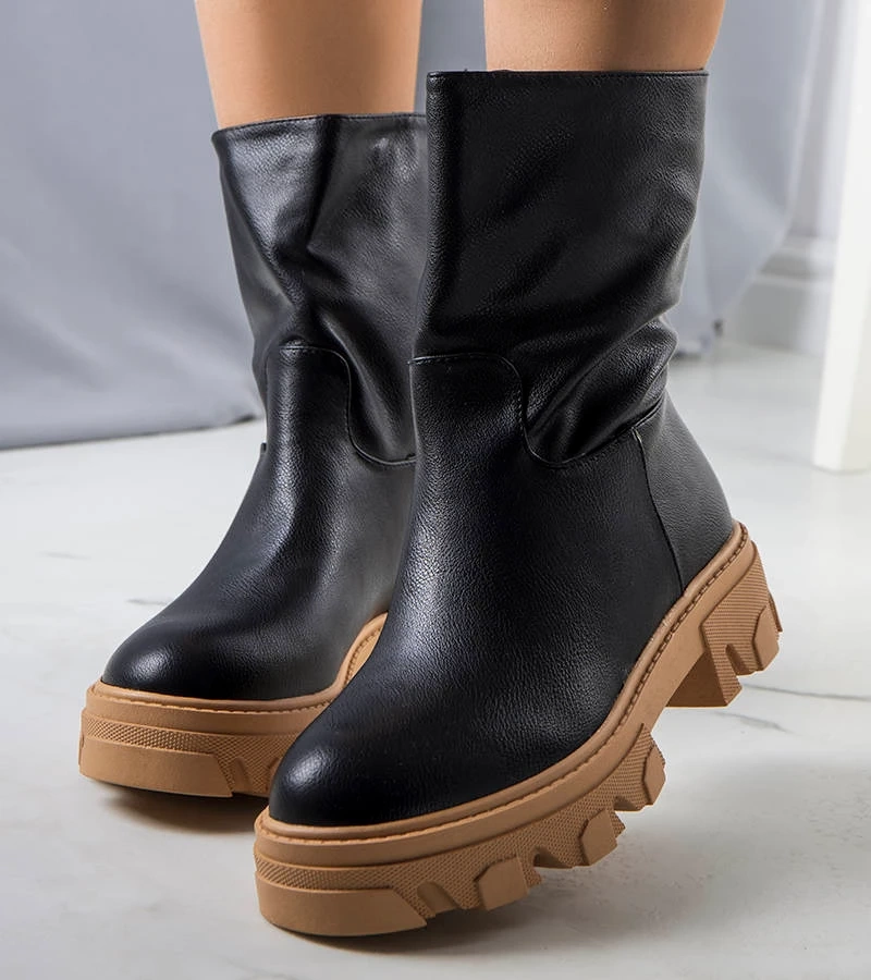 Čierna botki izolovaná Lesa