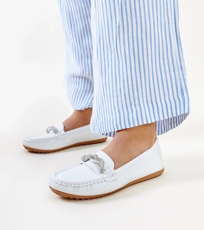 Biele mokasíny zdobené zirkónmi Adiba