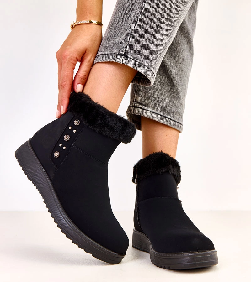 Čierne zateplené členkové topánky z matnej ekokože Boliva