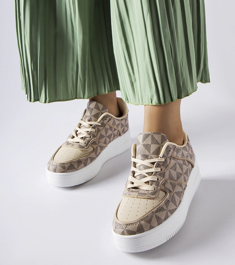 Béžové tenisky zdobené monogramom Sands