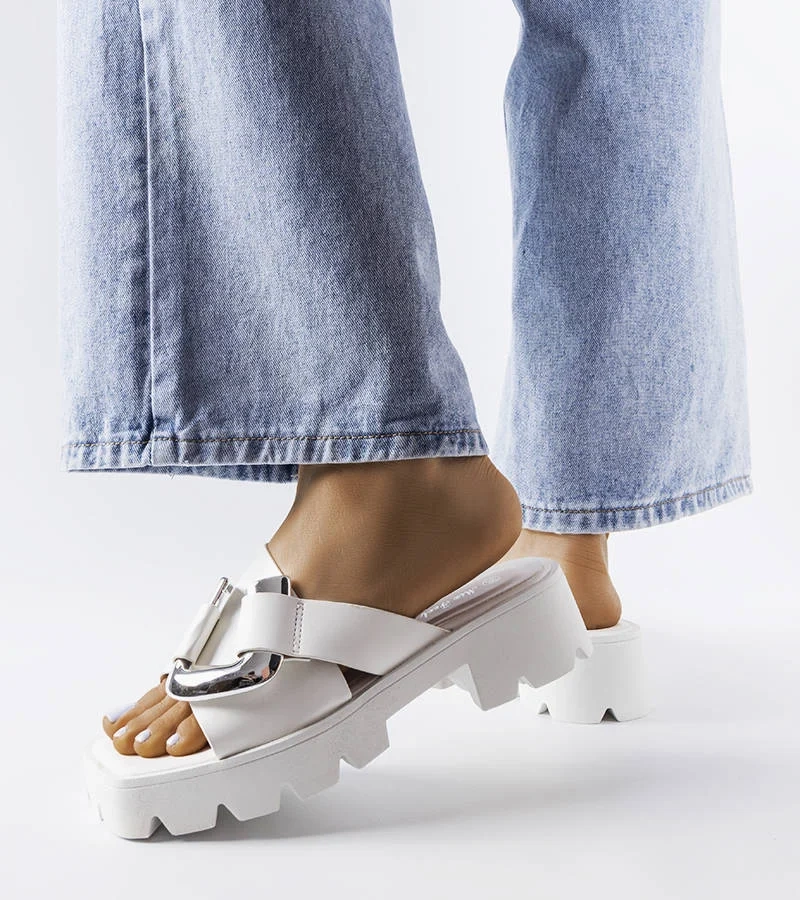 Biele žabky na traktorovej podrážke od Carceri