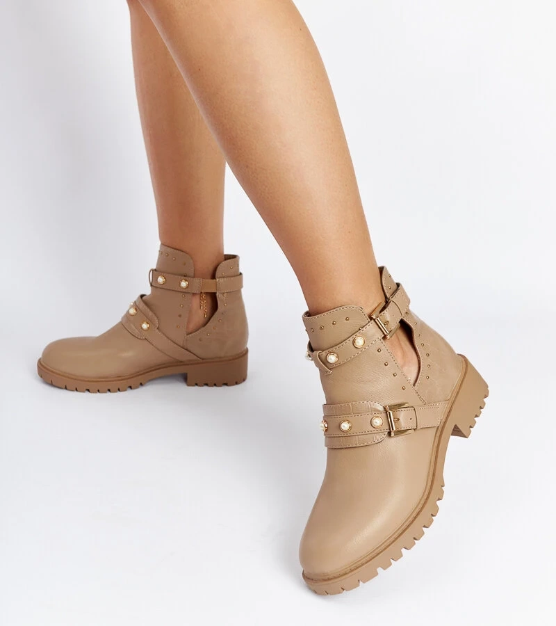 Bežové členkové topánky s výrezom a perličkami Asker