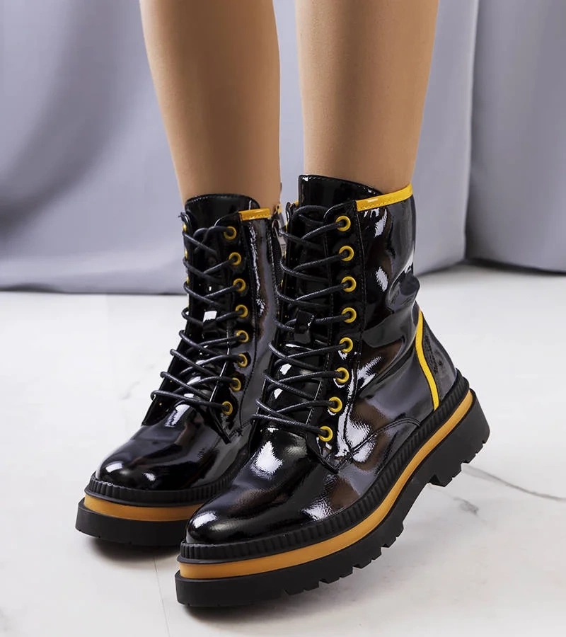 Čierne lakované traperské topánky od spoločnosti Edaline