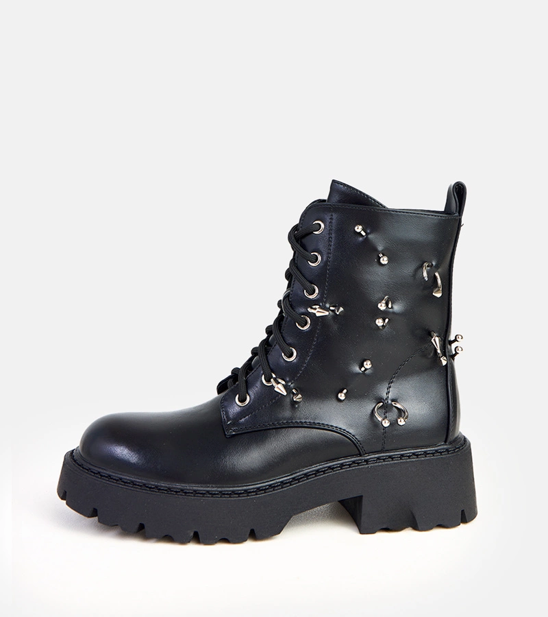 Čierne členkové topánky na platforme s kovovými ozdobami Ebony