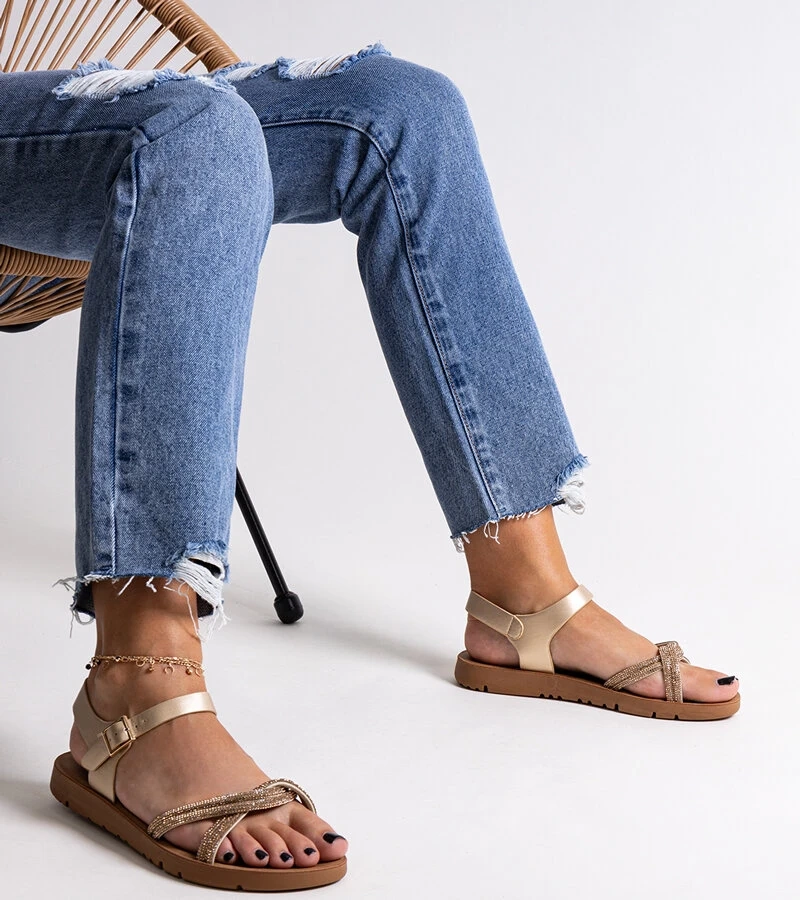 Zlaté sandále ozdobené zirkónmi Claranna