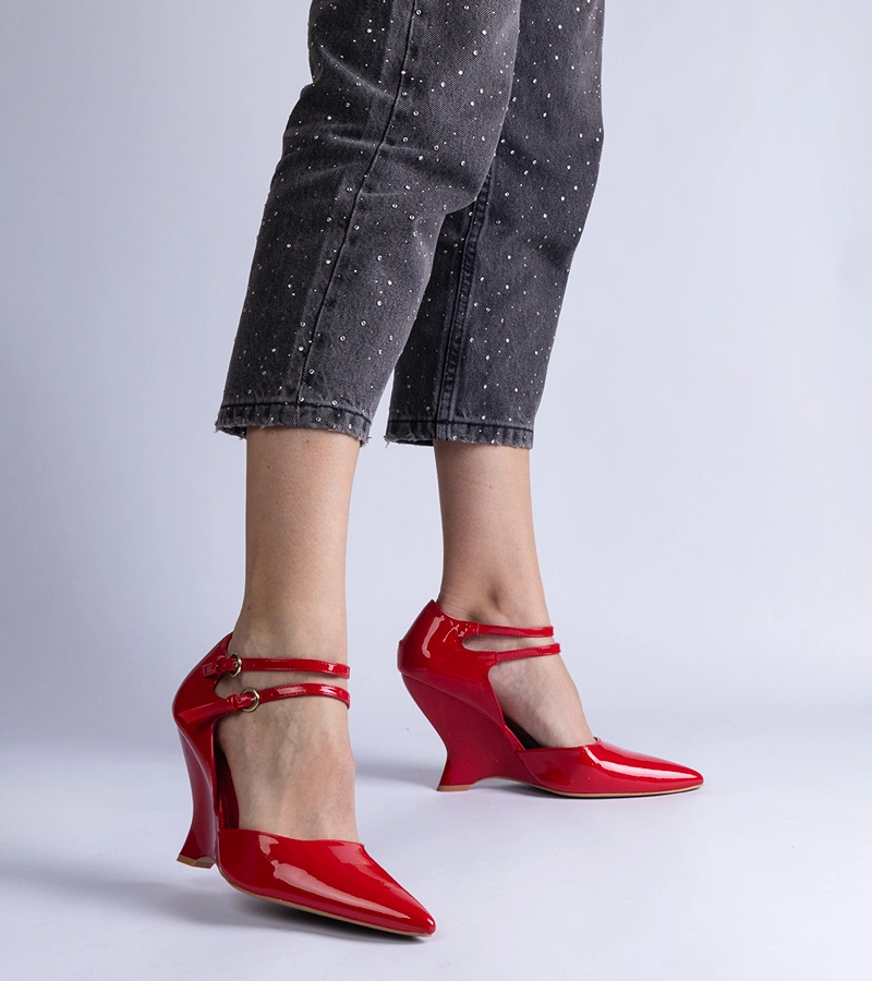Červené lakované lodičky na klinovom podpätku s prackami Vizario