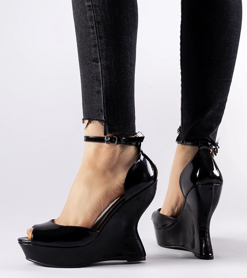 Čierne lakované sandále na klinovej podrážke Flangan