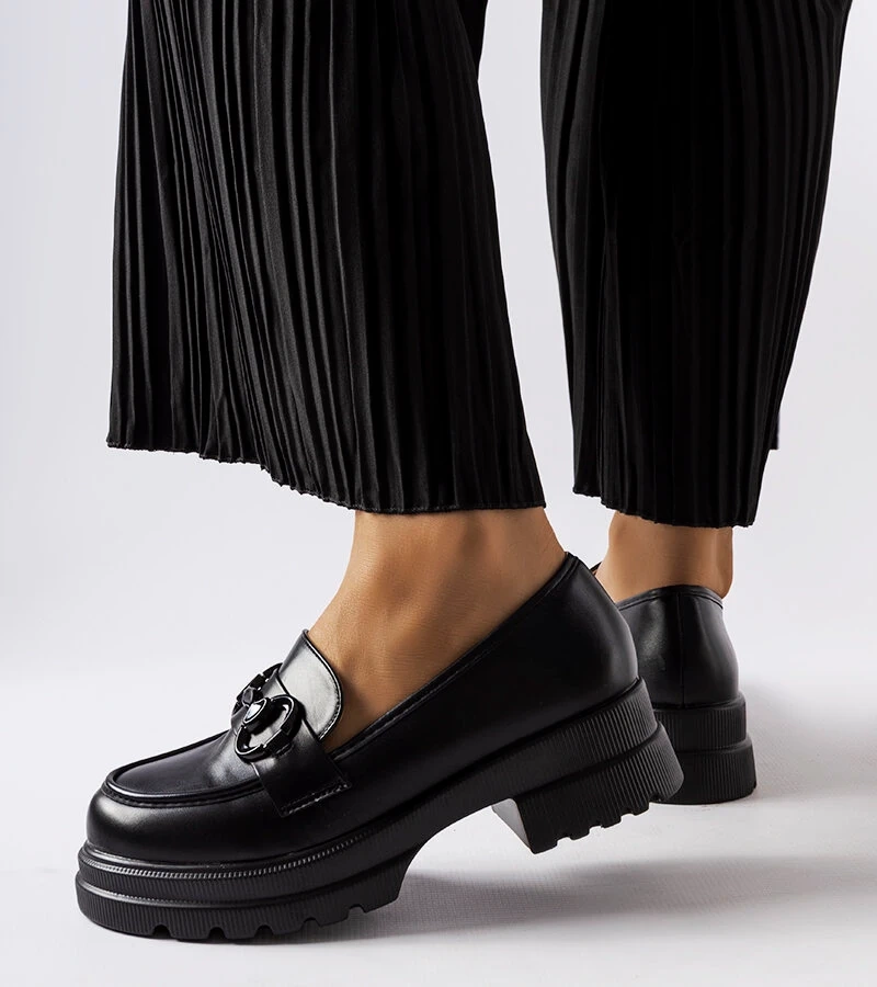 Čierne mokasíny s čiernou sponou Morubio.